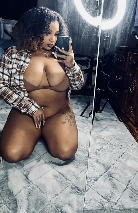 Escort Model Alanna - 17