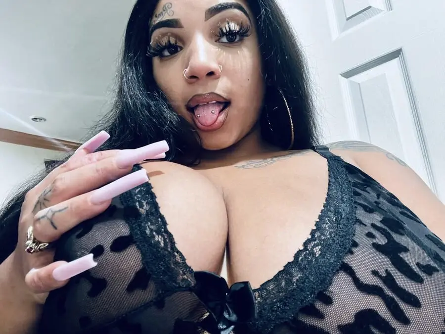 Escort Model Alanna - 4