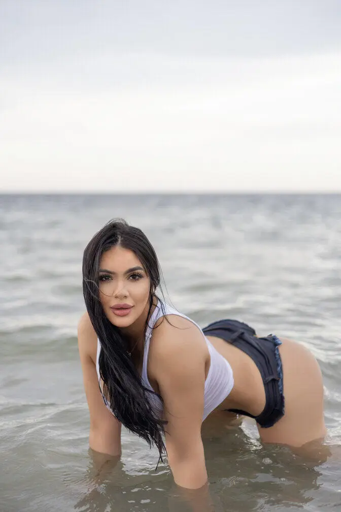 Escort Model ALISON - 4