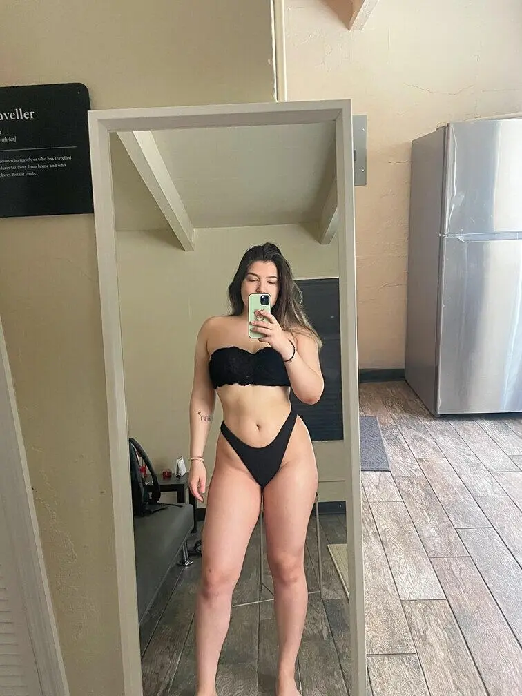 Escort Model Amanda Mendes