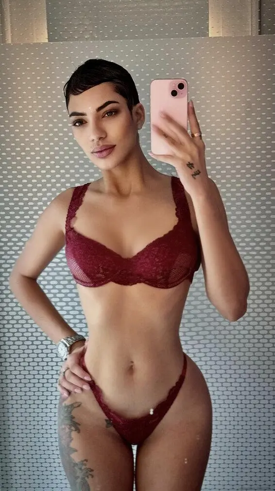 Escort Model Amberr - 3