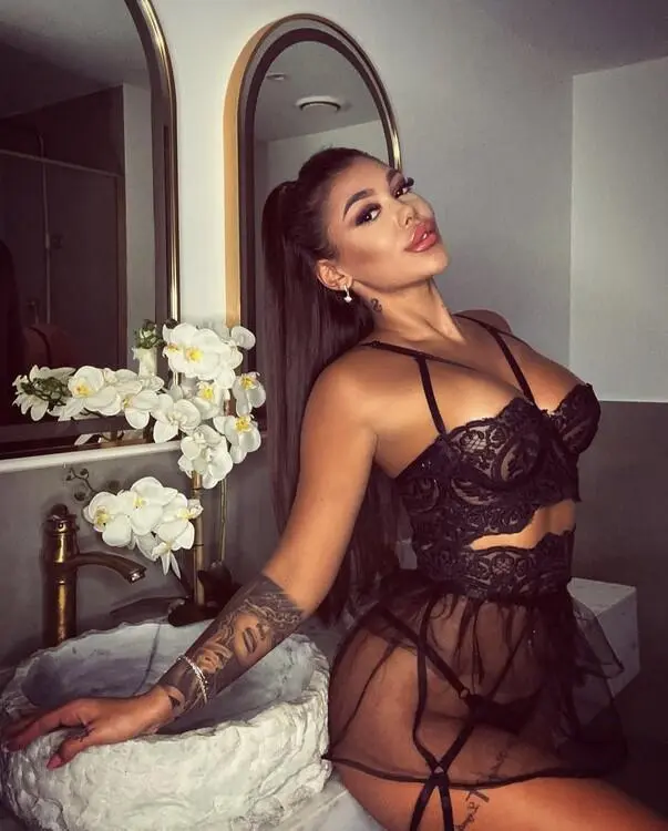Escort Model Elisa - 15
