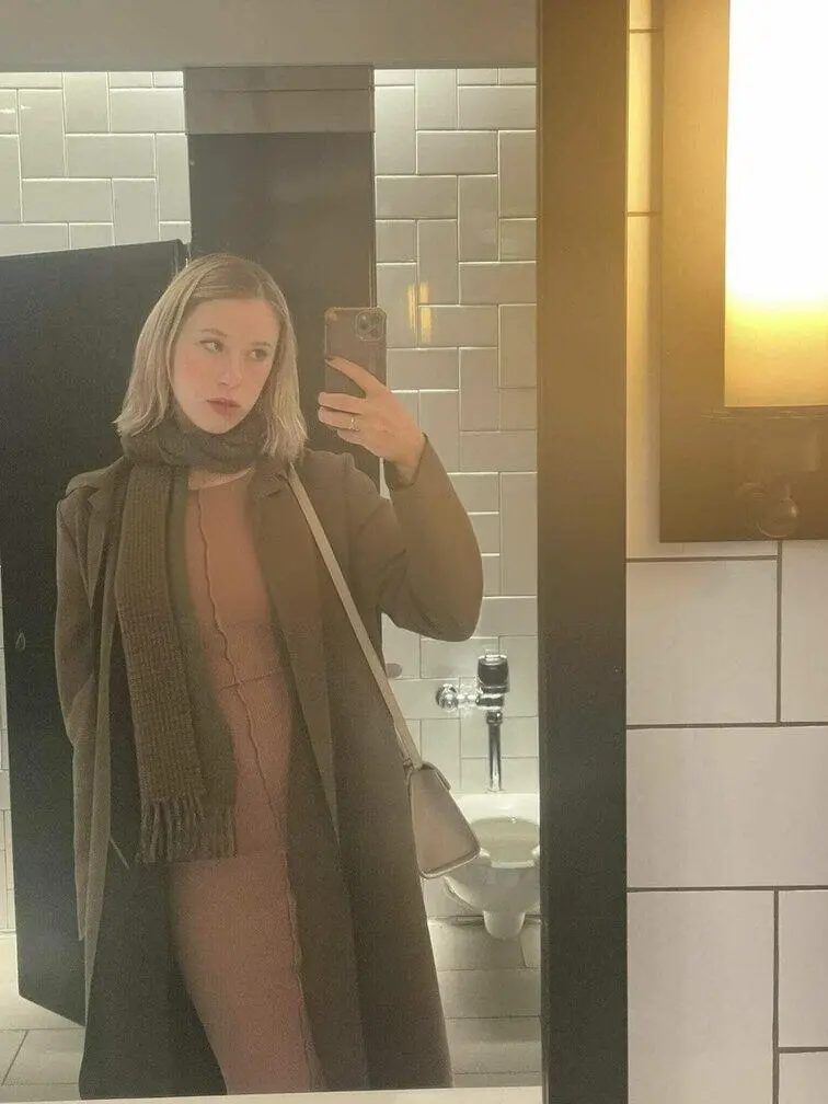 Escort Model EVELYN GREY - 2