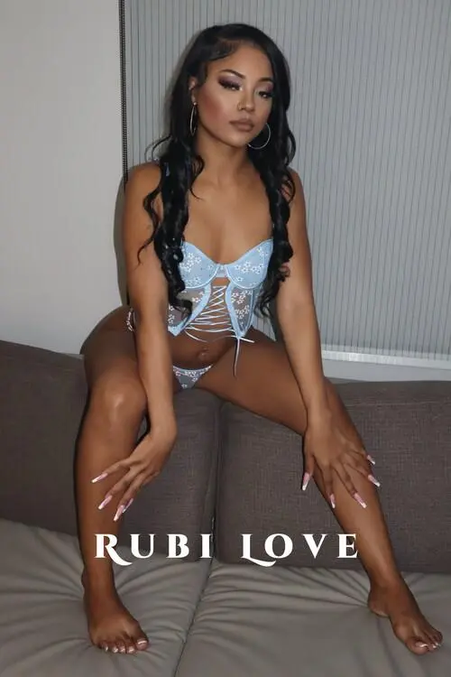 Escort Model HunniBee300 - 5