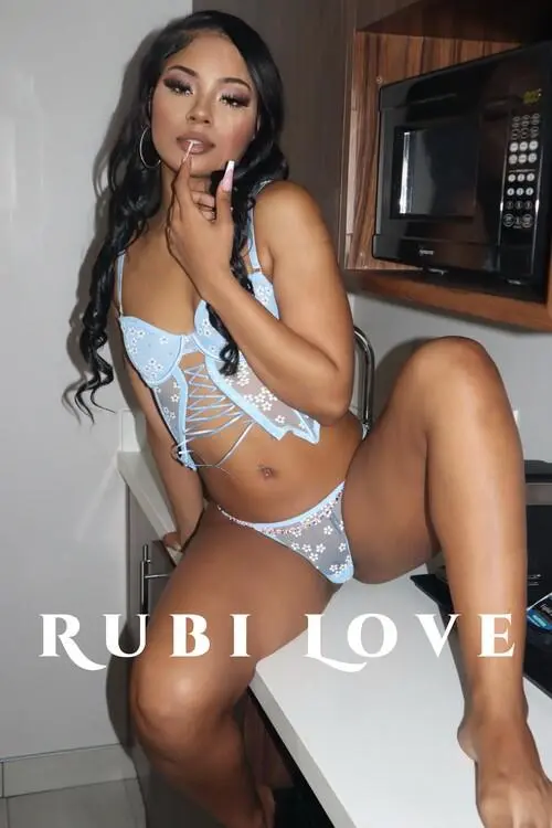 Escort Model HunniBee300 - 6