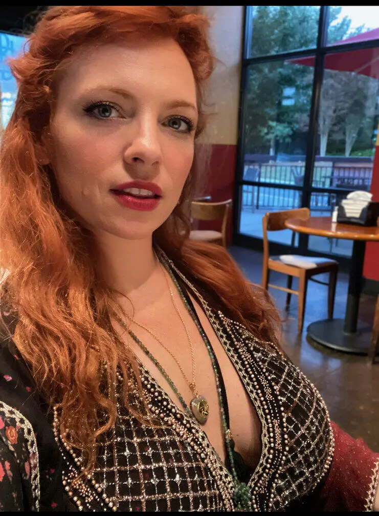Escort Model Iris Goldea - 3