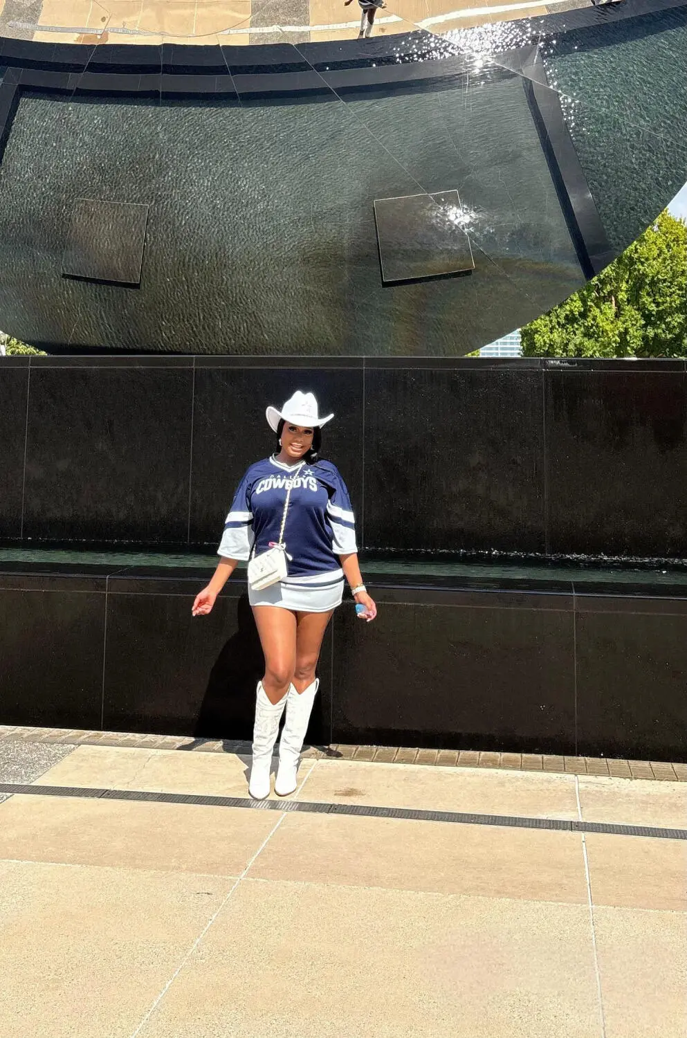 Escort Model Jazzy Gold - 2