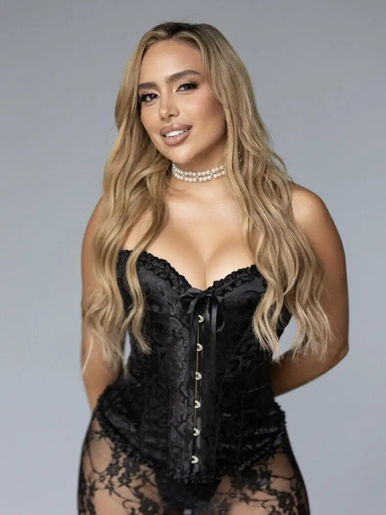 Escort Model Nicole - 3