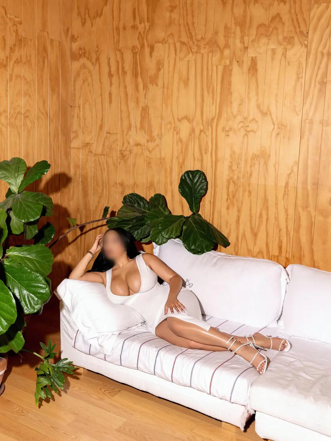 Escort Model RILEY KAI - 5