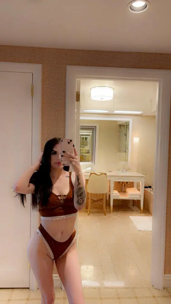 Escort Model Savanna
