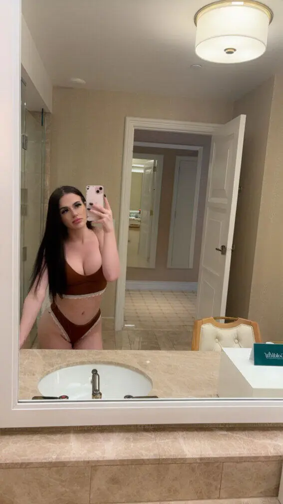 Escort Model Savanna