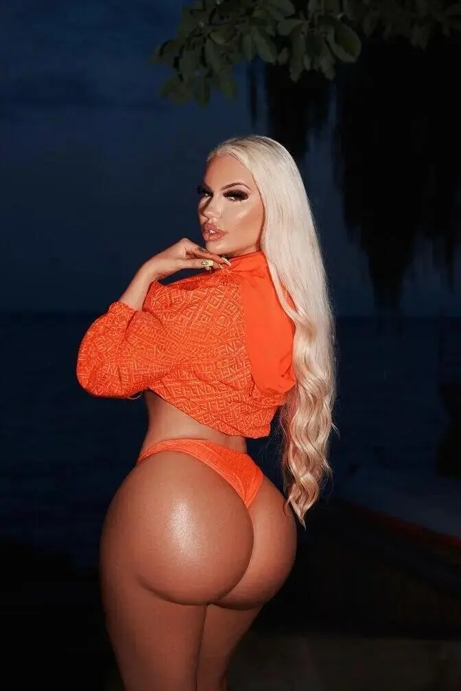 Escort Model STACI