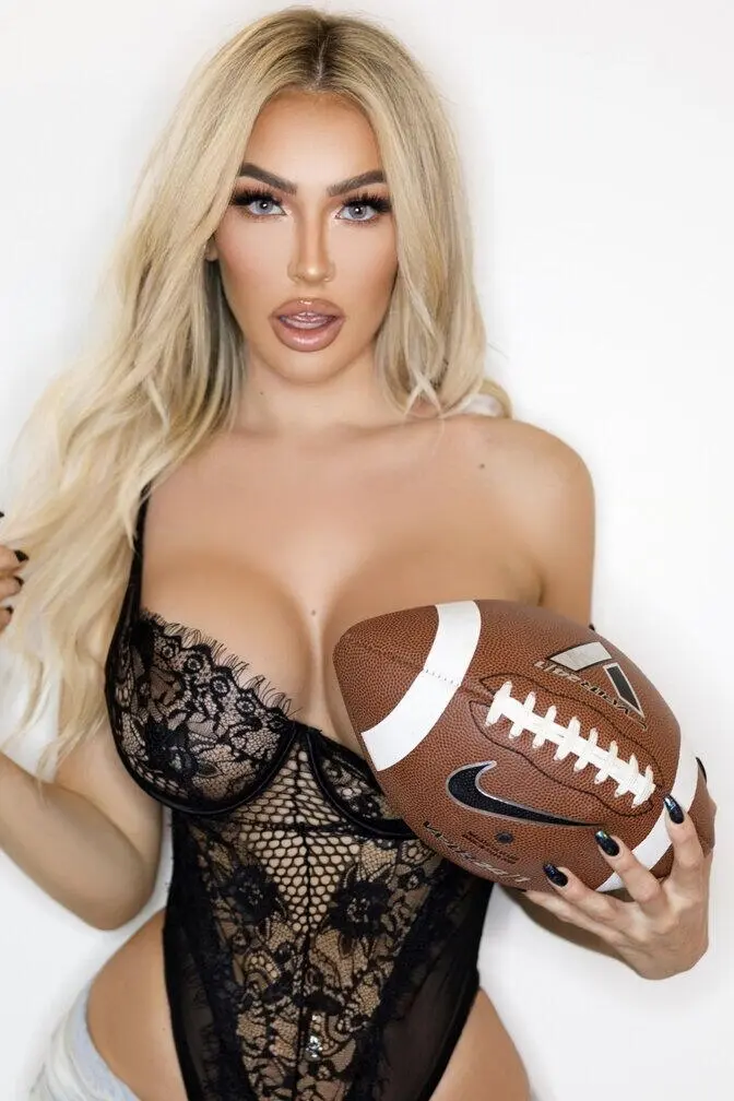Escort Model Tay - 2