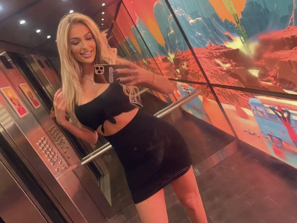 Escort Model Tay