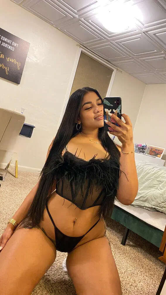Escort Model Zahira - 4